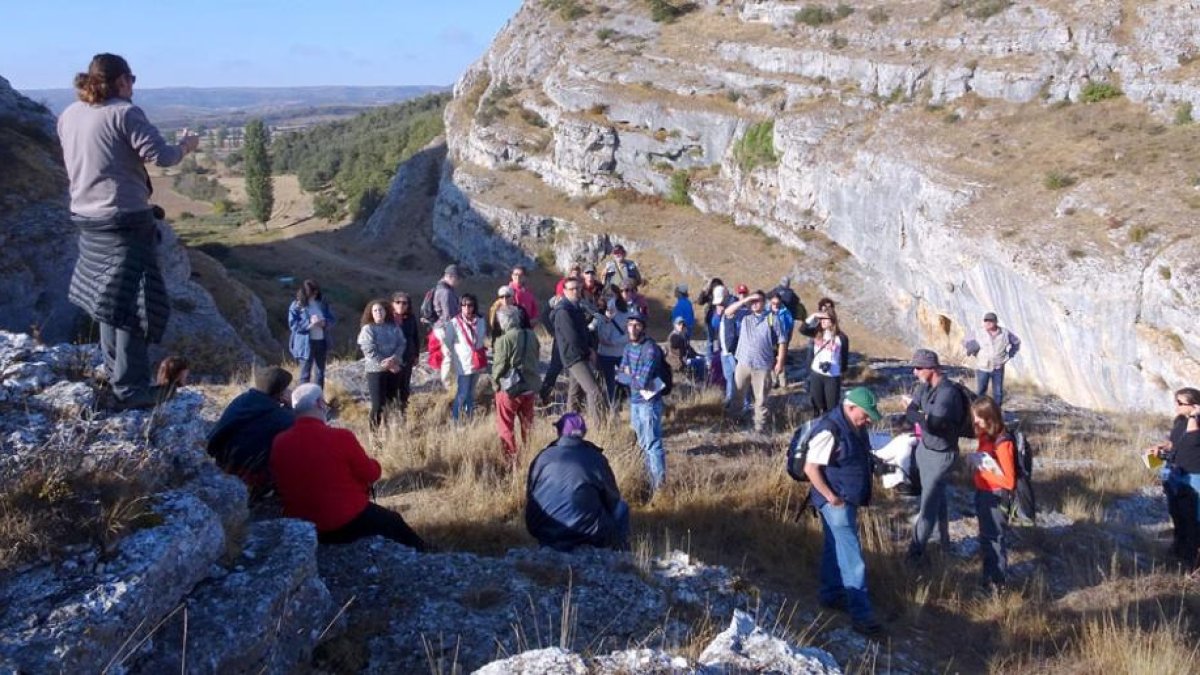 Los participantes de las jornadas de patrimonio geológico visitaron Basconcillos del Tozo.-ECB