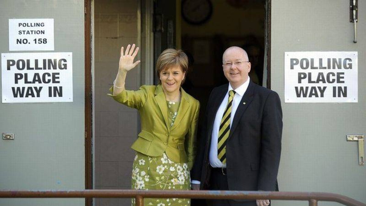 Sturgeon, tras depositar su voto en Glasgow.-Foto: AFP / ANDY BUCHANAN