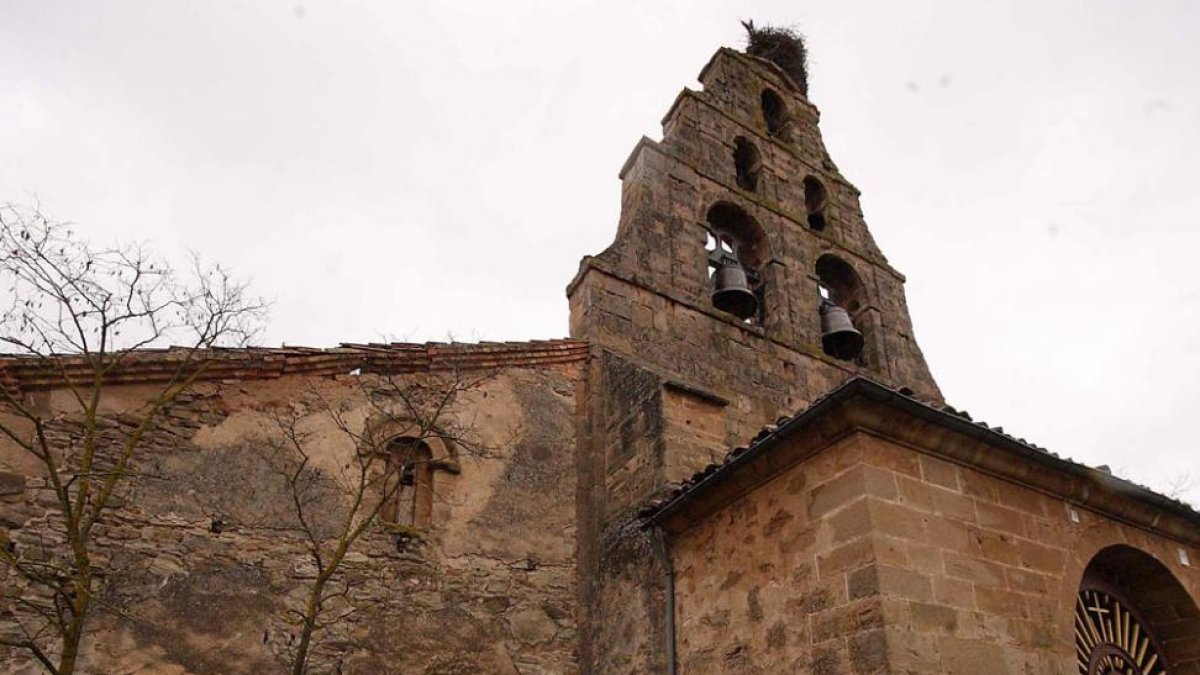 Imagen exterior de la iglesia de Aguilar de Bureba, Bien de Interés Cultural desde 1983.-G.G.