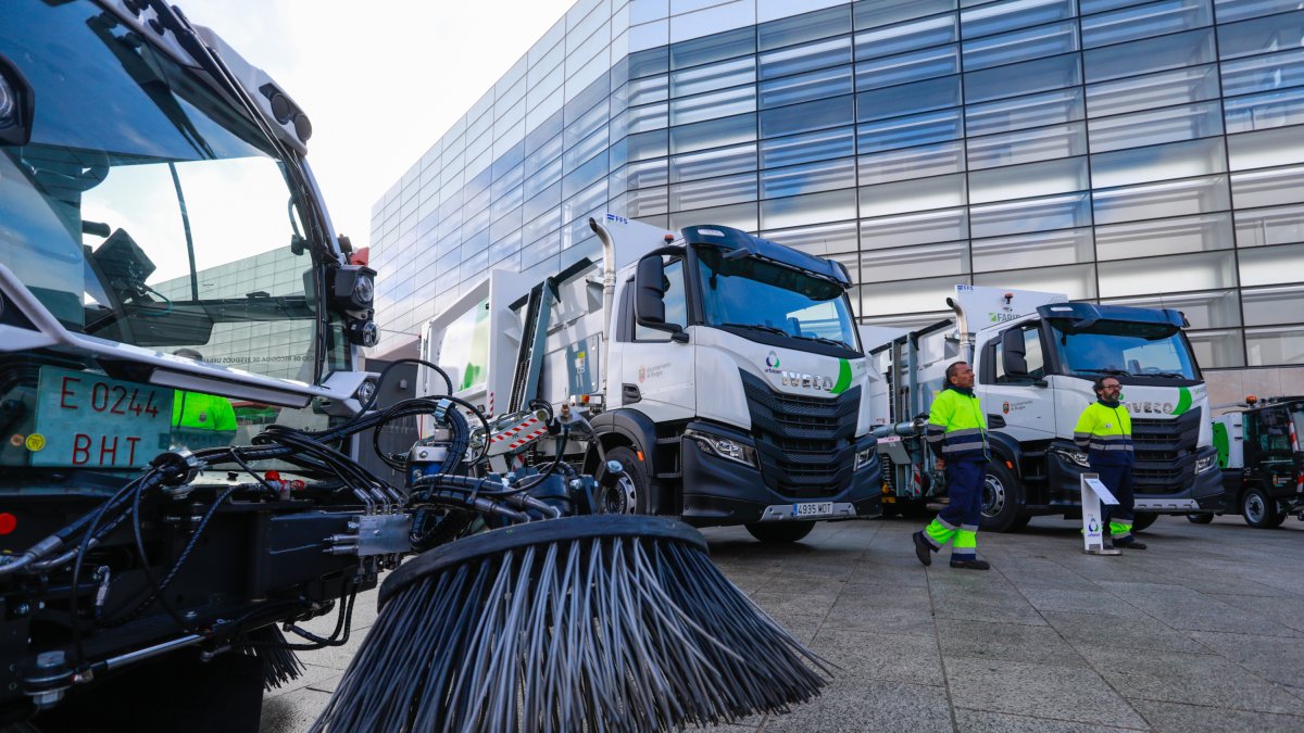 Hoy se han presentado 28 vehículos de los 217 que se han incorporado a la recogida de basuras y limpieza viaria. TOMÁS ALONSO