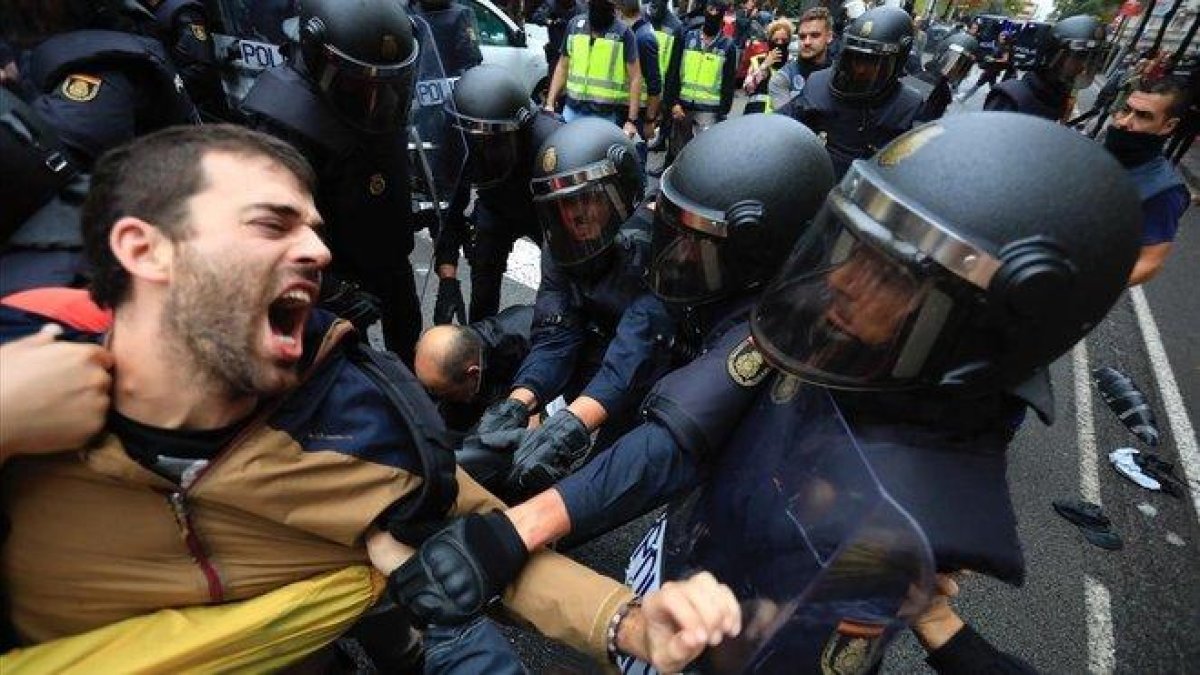 Intervención de la Policía Nacional en la escuela Llull de Barcelona el 1-O.-FERRAN NADEU