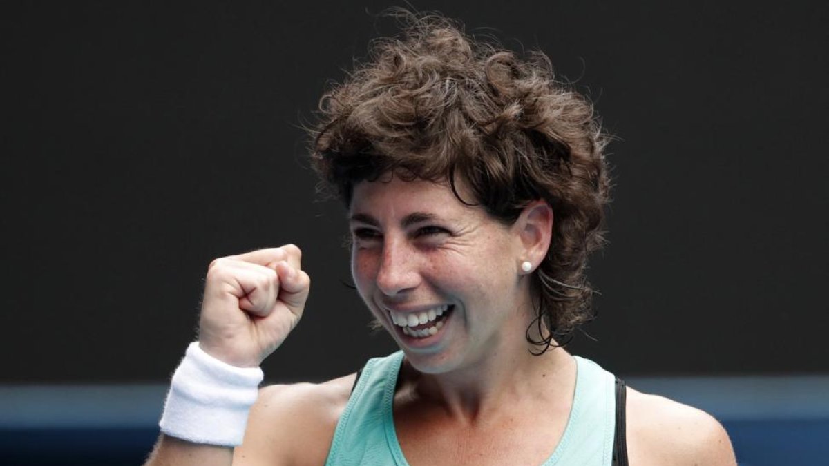 La tenista grancanaria Carla Suárez celebra su pase a cuartos de final del Abierto de Australia.-AP / VINCENT THIAN