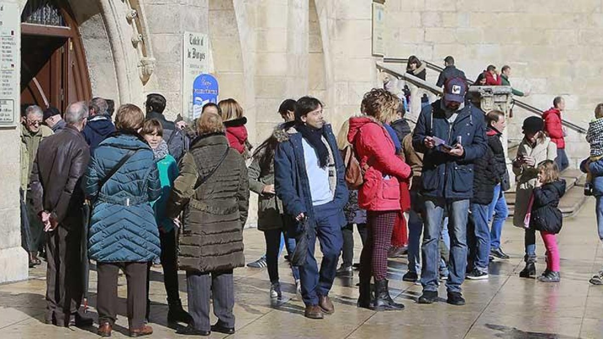 Un grupo de turistas espera para visitar la Catedral de Burgos.