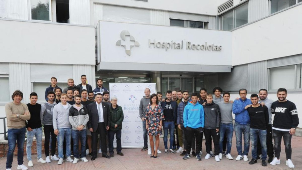 Los jugadores del Burgos posan ante el Hospital Recoletas-Israel L. Murillo