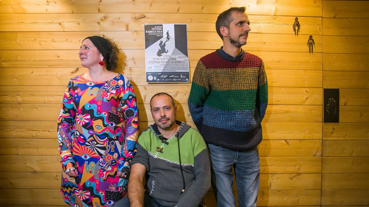Pili Canal, Álvaro Sánchez y Rodrigo Jiménez esperan ansiosos la séptima edición del Babieca Folk. TOMÁS ALONSO