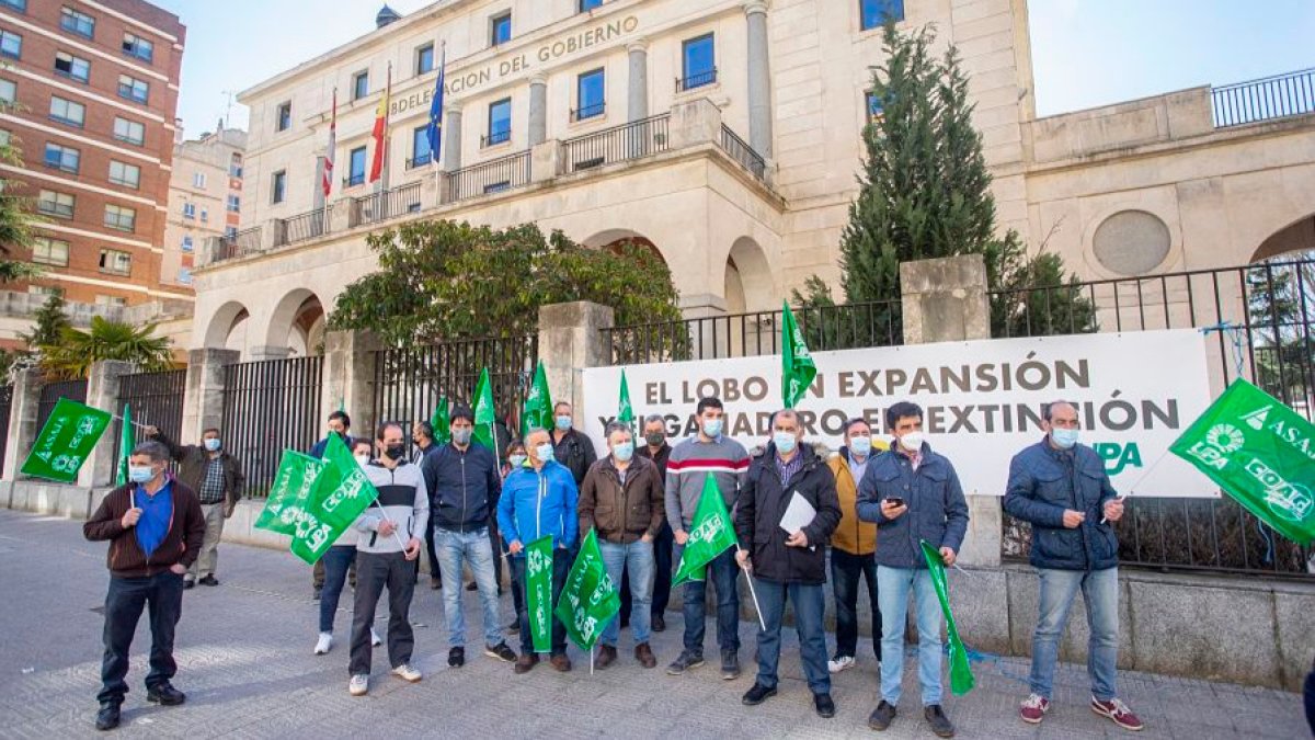 Asaja, UPA y COAG se han concentrado esta mañana frente a la Subdelegación del Gobierno en Burgos. SANTI OTERO