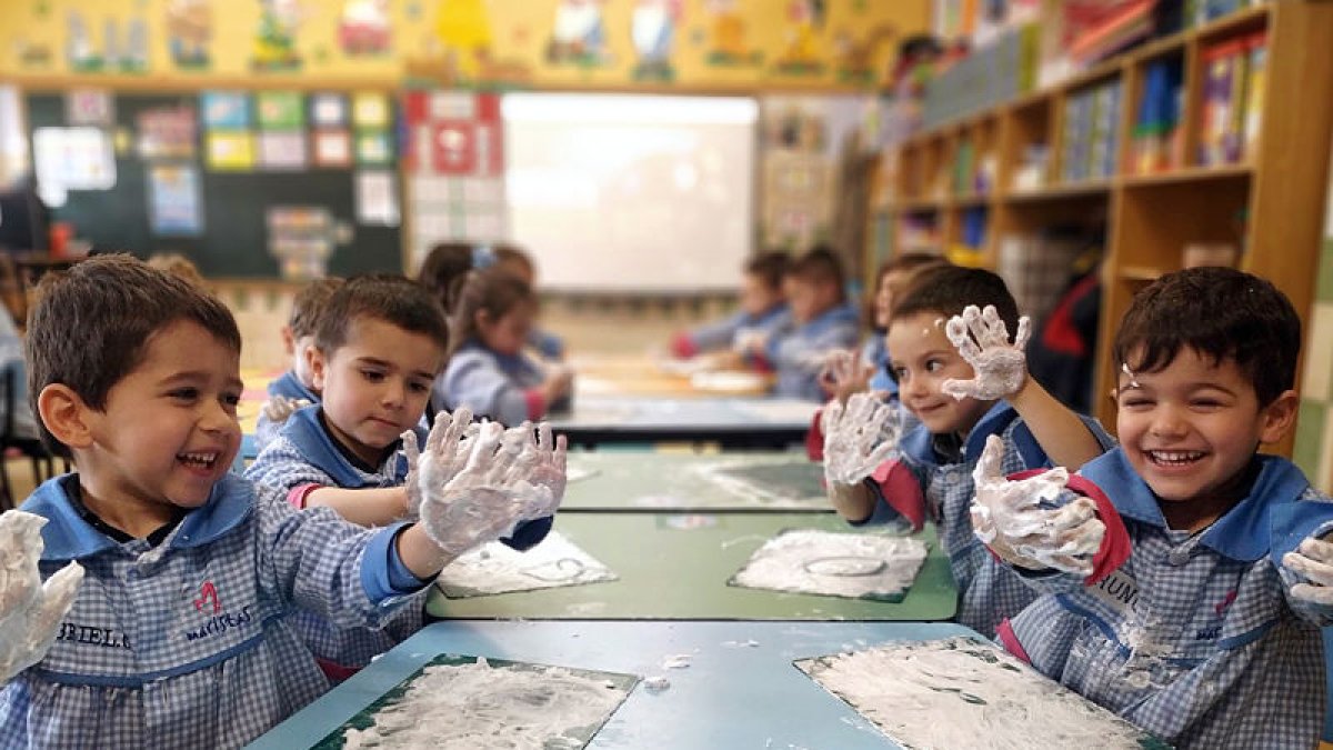 Un grupo de niños de infantil realiza una manualidad en el aula del colegio Liceo Castilla. ECB