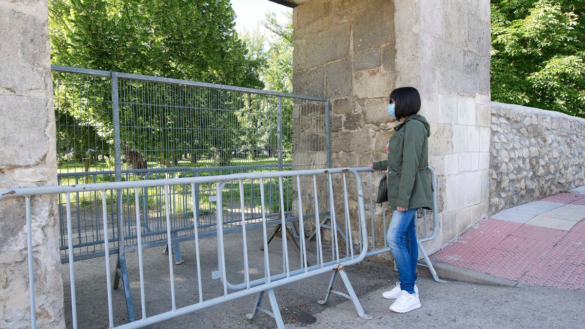 El Ayuntamiento procedió  ayer a vallar los accesos a El Parral para impedir concentraciones de gente durante el Curpillos. / ISRAEL L. MURILLO