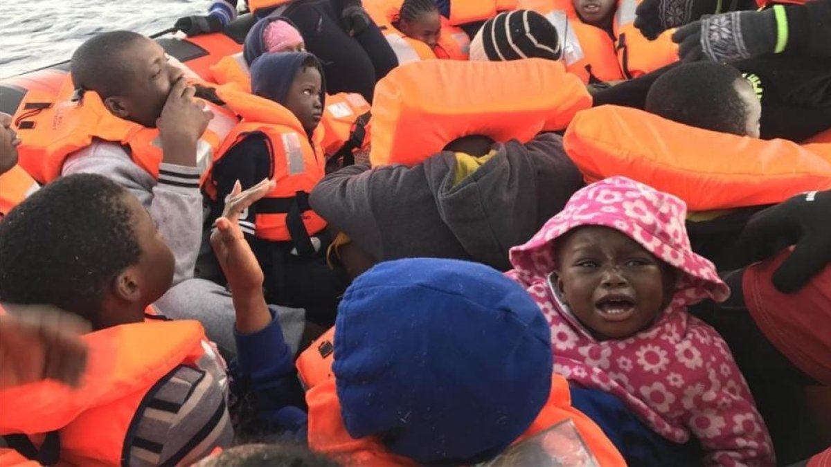 Un grupo de niños rescatados por los barcos de Proactiva Open Arms en el Mediterráneo.-EL PERIÓDICO (PROACTIVA)