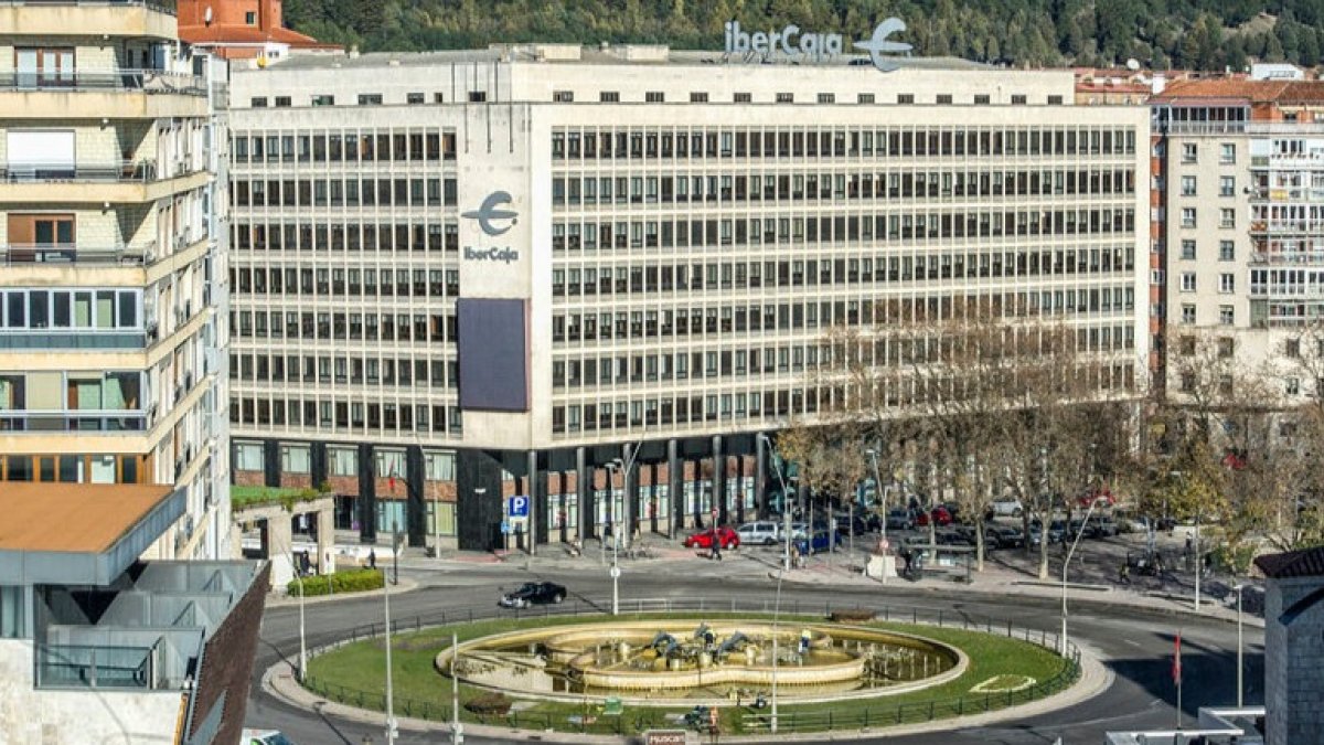 Edificio de Ibercaja en Burgos, ubicado en la plaza de España. ISRAEL L. MURILLO