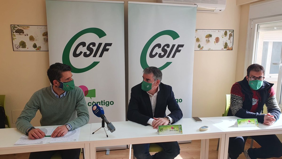 El presidente autonómico del CSIF, Benjamín Castro, junto al provincial, Carlos Rincón, y el delegado sindical en el Ayuntamiento, Javier Puente