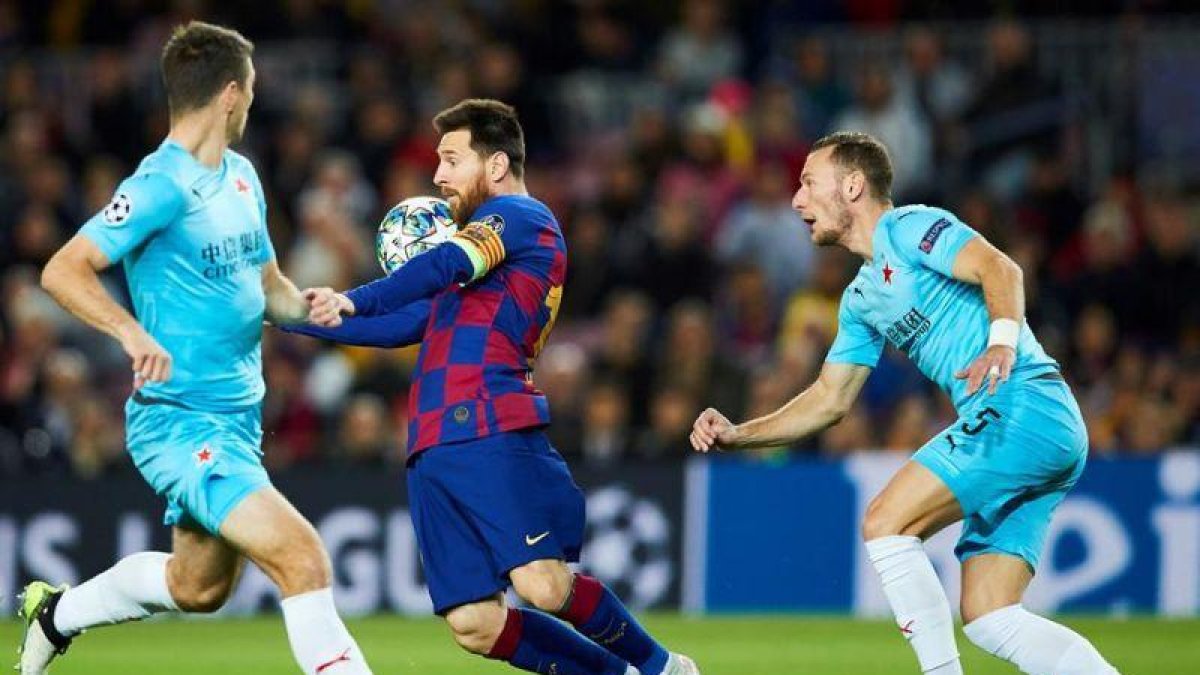 El delantero argentino del Barcelona Lionel Messi (c) pelea un balón con los jugadores del Slavia de Praga Vladimir Koufal y Ondrej Kudela durante el partido de la fase de grupos de la Liga de Campeones que se disputa en el Nou Camp.-EFE / ALEJANDRO GARCÍA
