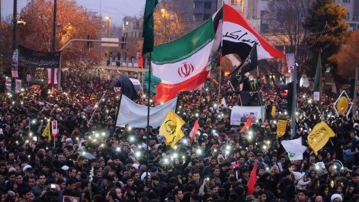 Concentración en la ciudad iraní de Mashhad, al noreste del país, en las ceremonias de homenaje al general Qasim Soleimani.-AFP / MEHDI JAHANGHIRI