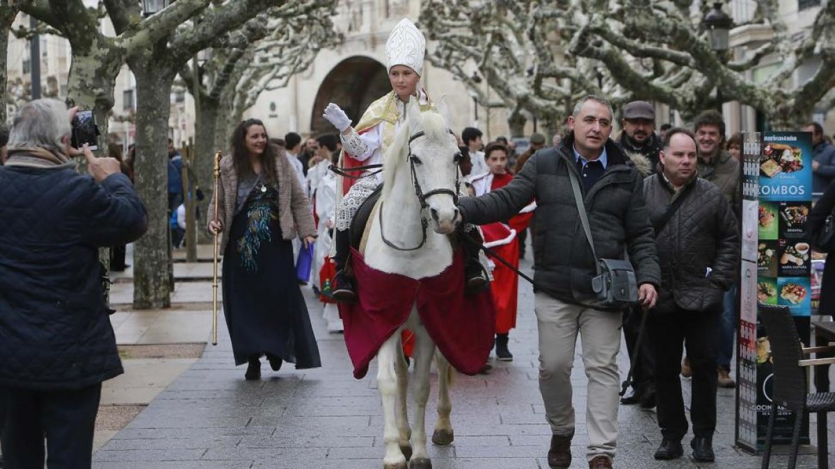 El Obispillo recorrió el paseo del Espolón a lomos de un caballo blanco como manda la tradición centenaria-Raúl G. Ochoa