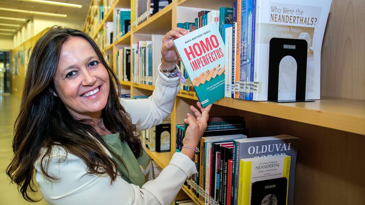 María Martinón posa en la biblioteca del Cenieh con uno de los ejemplares de su primer ensayo divulgativo en solitario 'Homo imperfectus'. TOMÁS ALONSO