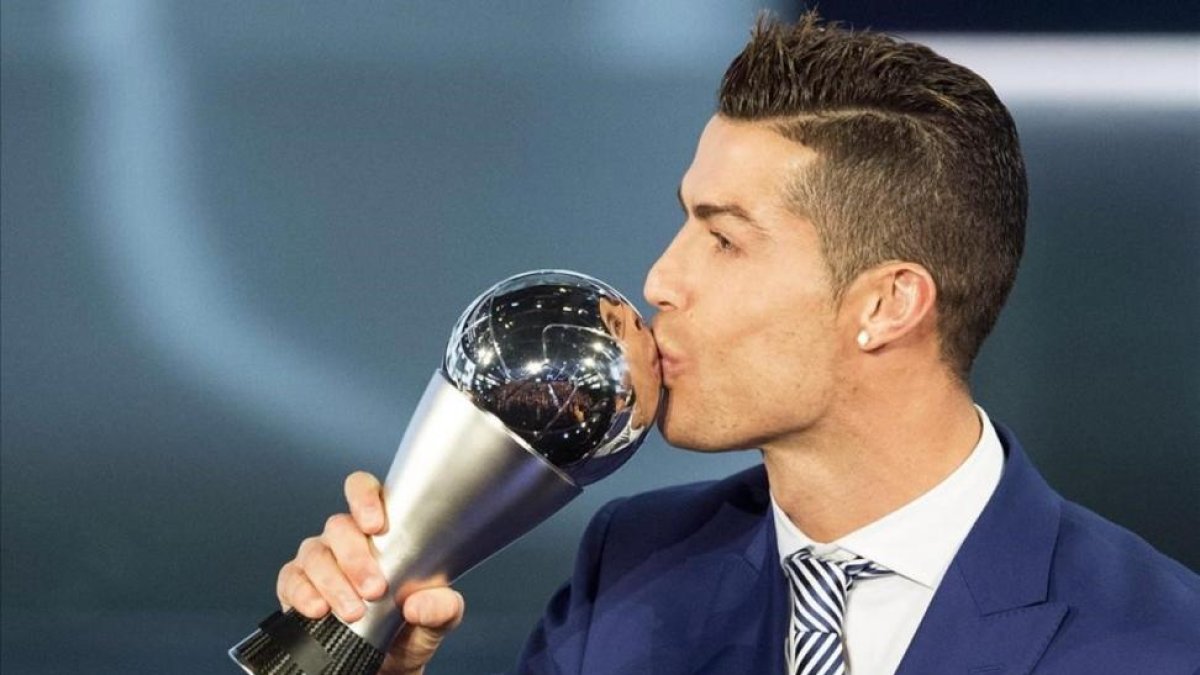 Ronaldo besa el trofeo que le ha otorgado la FIFA este lunes en la gala de Zúrich.-EFE / ENNIO LEANZA