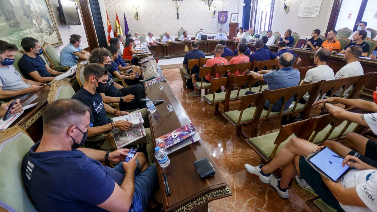 Los representantes técnicos y políticos recibieron a los directores de los equipos antes de comenzar la Vuelta a Burgos. SANTI OTERO