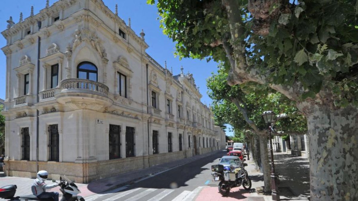 Edificio del Arzobispado de Burgos.-ISRAEL L. MURILLO