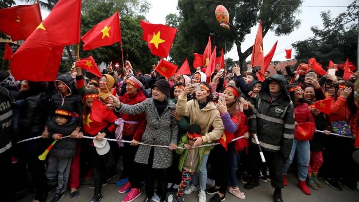 Miles de aficionados vietnamitas esperan la llegada de los jugadores de fútbol de la selección sub-23, en Hanoi, el 28 de enero.-EFE