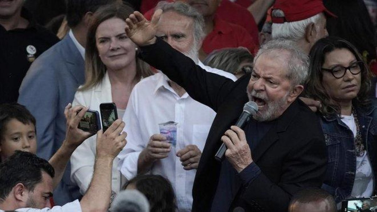 El ex presidente de Brasil, Luiz Inácio Lula da Silva, habla con sus simpatizantes después de ser liberado de la cárcel.-AP / LEO CORREA