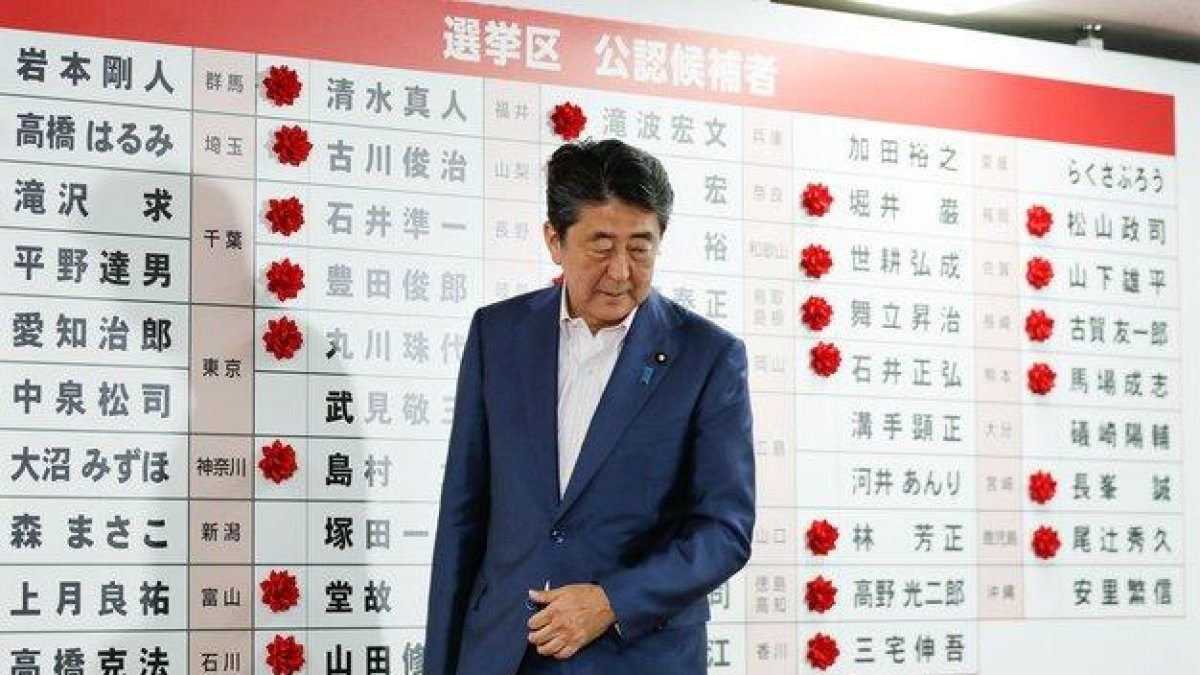 El primer ministro japonés, Shinzo Abe, durante las elecciones parlamentarias.-EFE