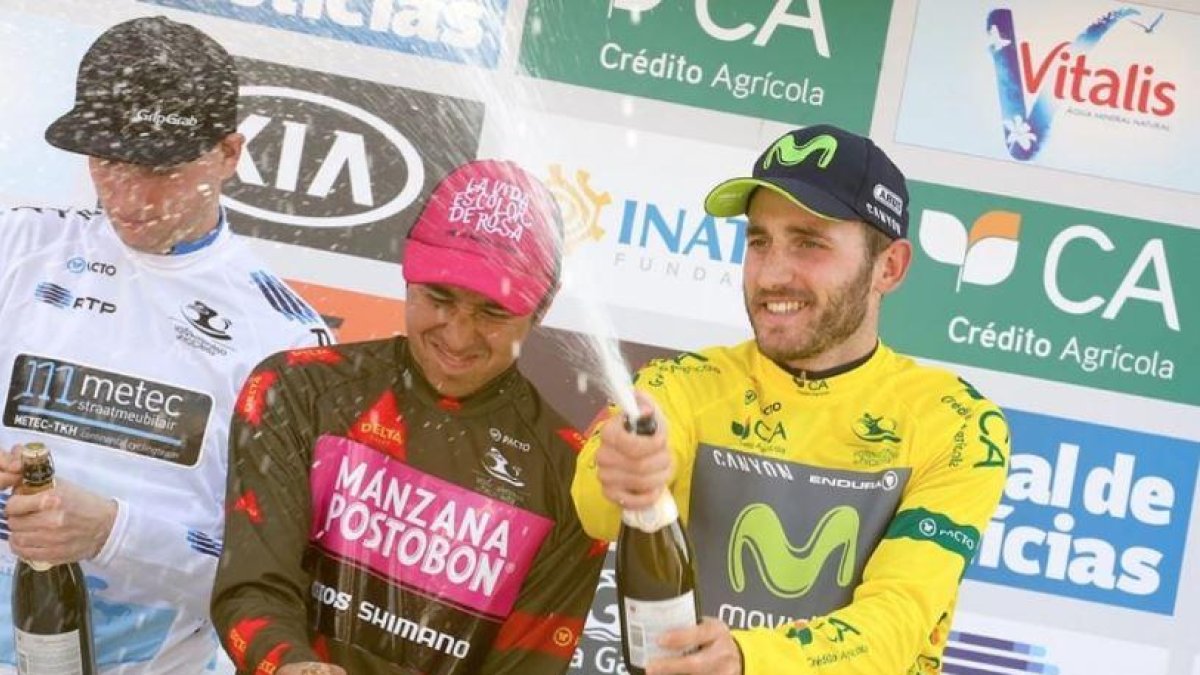 Barbero en el podio junto al ganador de la etapa Molano.-MOVISTARTEAM.COM