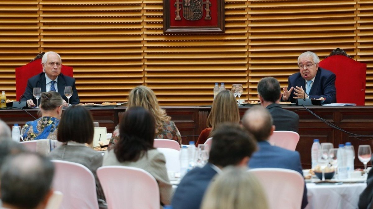 El presidente del TSJCyL, José Luis Concepción, y el expresidente del Tribunal Constitucional, Juan José González Rivas, en Burgos. SANTI OTERO