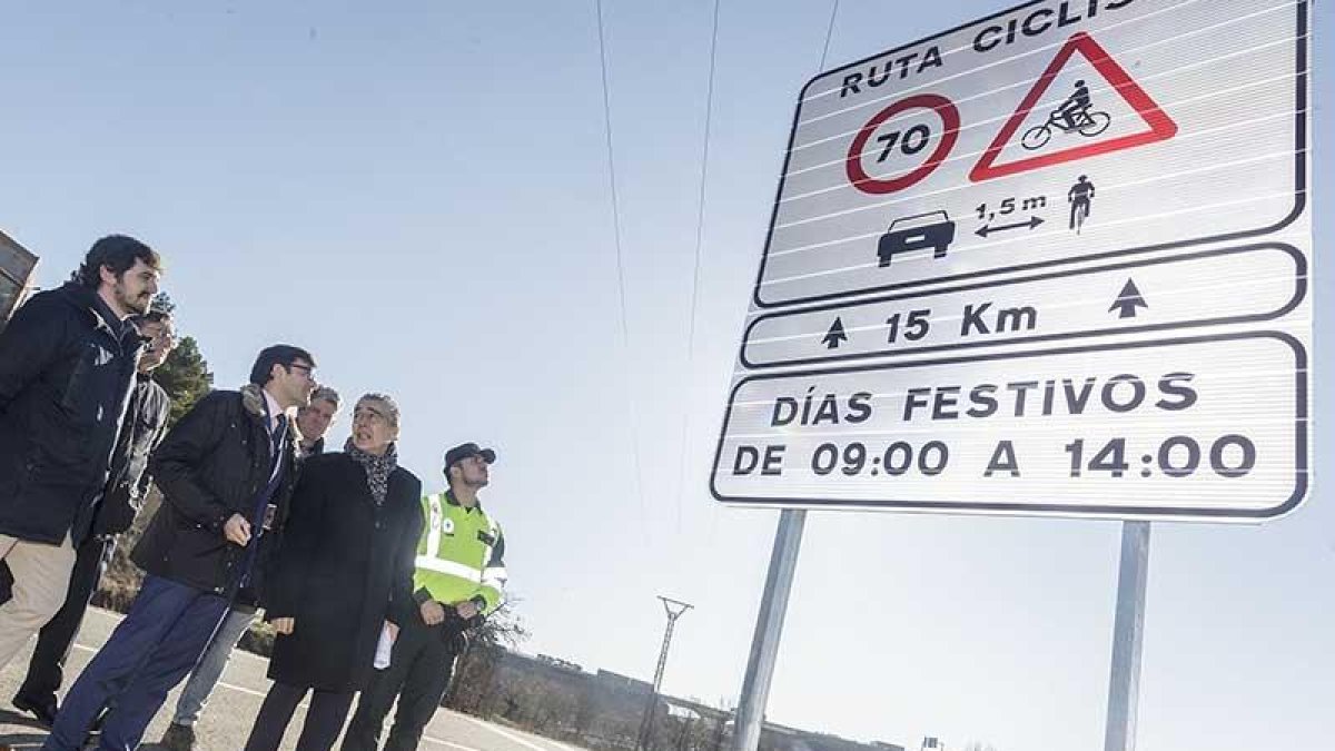 Imagen de una de las señales colocadas en la carretera de Carcedo.-SANTI OTERO
