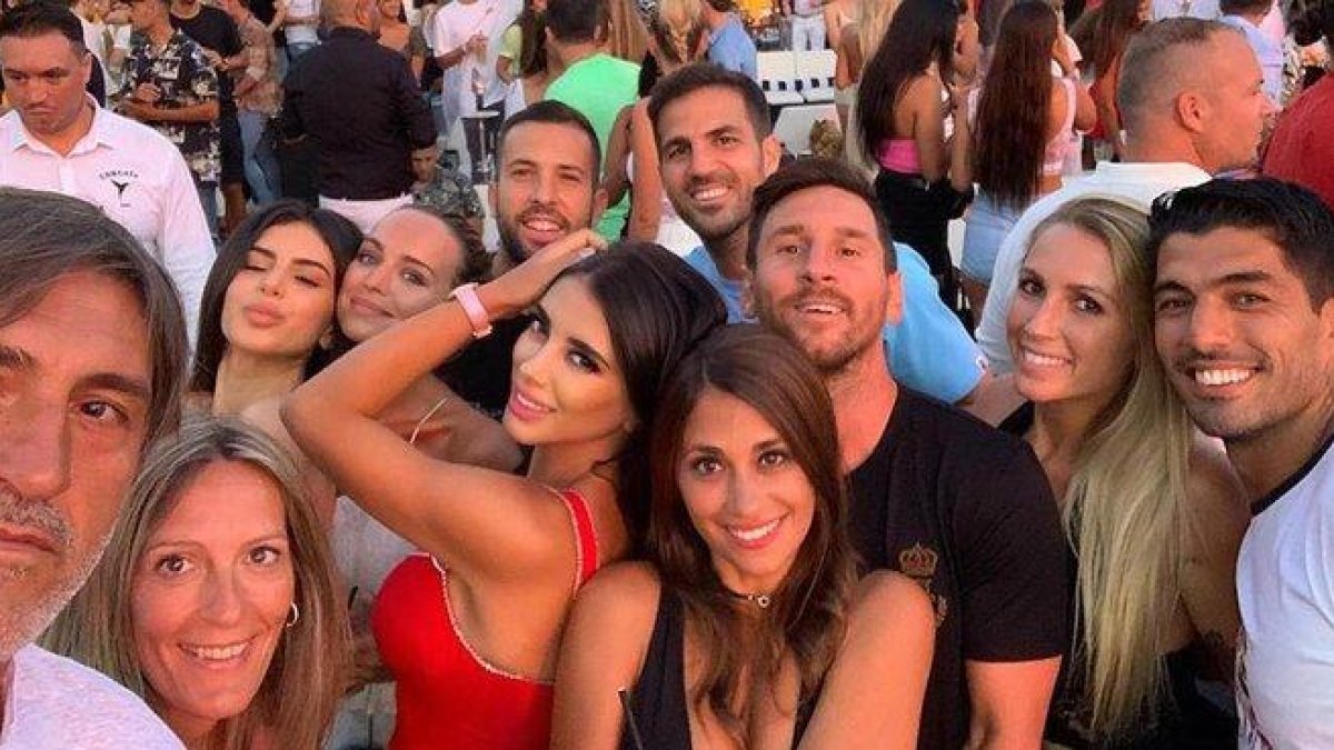 Messi, Suárez, Cesc, Alba y Pepe Costa y sus respectivas parejas, más la hija mayor de la mujer de Cesc, durante el concierto en Ibiza.-INSTAGRAM