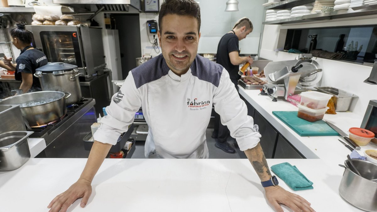 El chef burgalés Ricardo Temiño, propietario del restaurante La Fábrica. SANTI OTERO