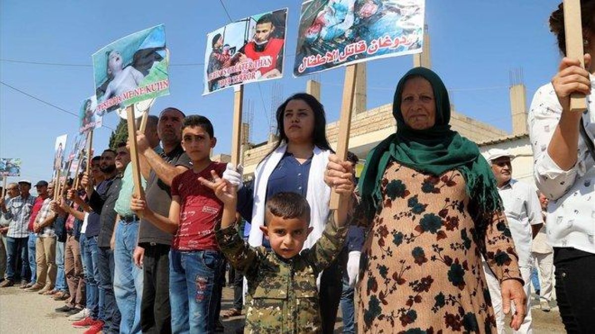 Protesta de kurdos sirios de Ras Al Ain contra la ofensiva turca, este jueves.-STRINGER (EFE)