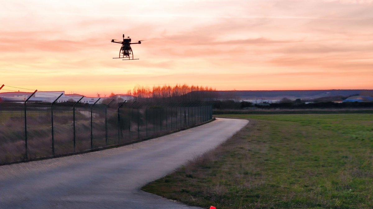 Uno de los drones en el aeropuerto de Villafría. AENA