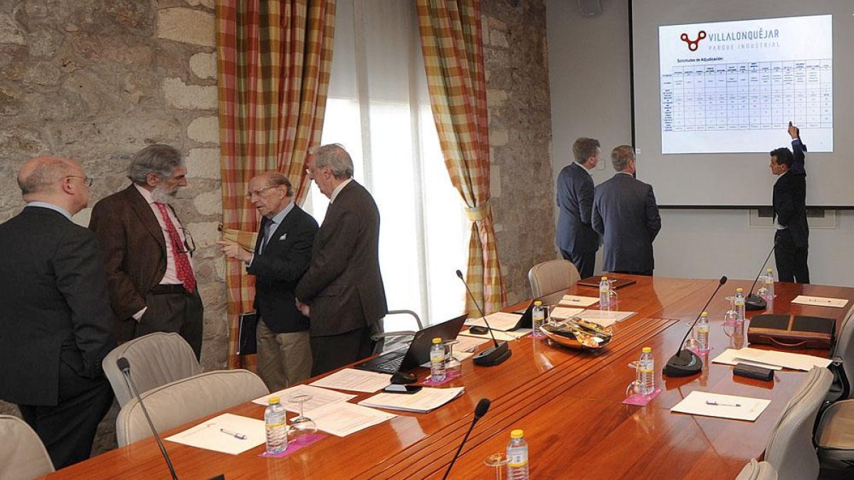 Imagen de una reunión de los miembros del consejo rector del consorcio de Villalonquéjar.-ISRAEL L. MURILLO