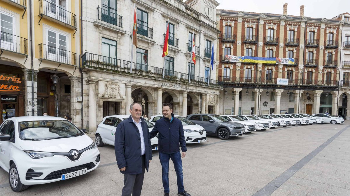 Flota de vehículos eléctricos presentados por el alcalde y el concejal Adolfo Díez. SANTI OTERO