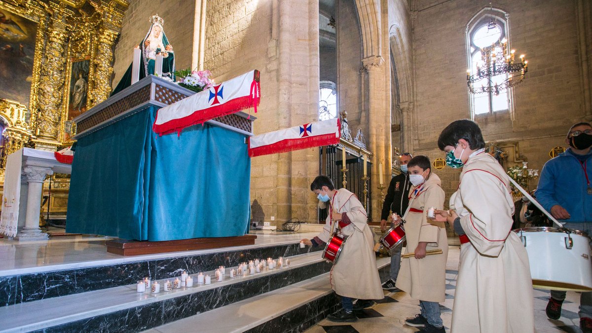 La Banda Infantil de Cornetas y Tambores se congregó en la iglesia de San Gil para vivir una procesión del Amor y la Esperanza diferente. TOMÁS ALONSO