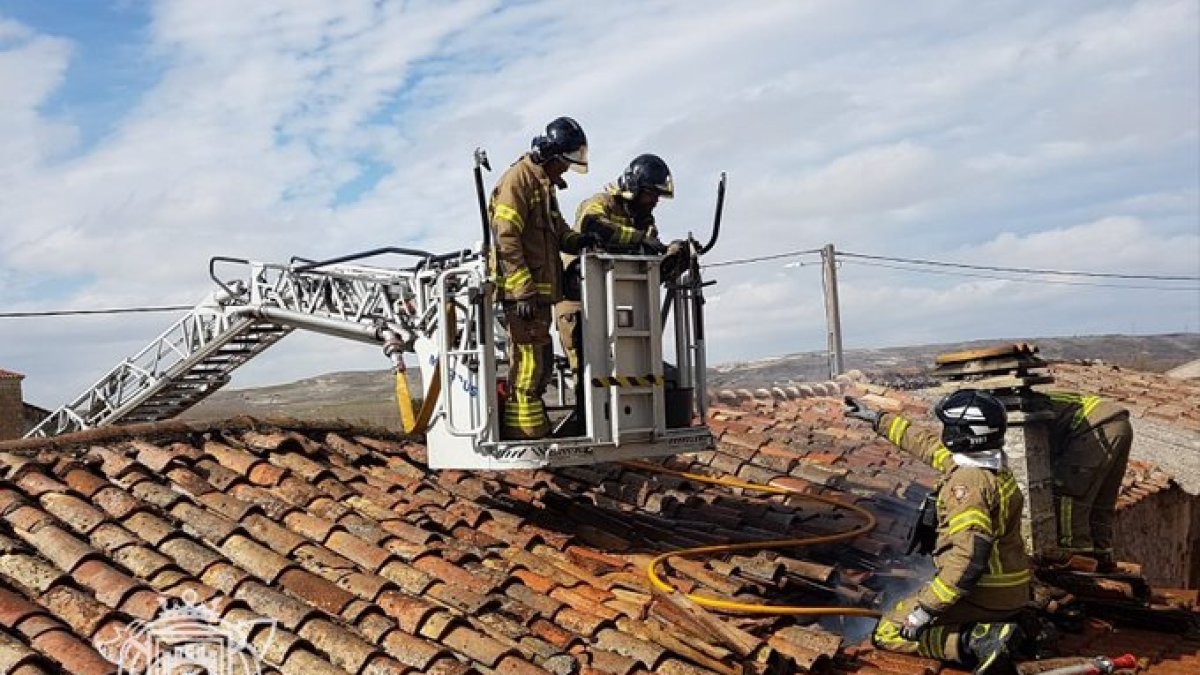 Los Bomberos intervienen en el incendio en San Mamés. BOMBEROS DE BURGOS