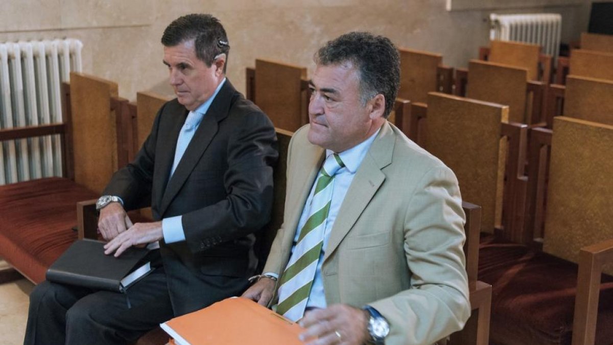 El expresidente del Govern balear Jaume Matas y el exdirector general de Deportes José Luis Ballester durante el juicio.-CATI CLADERA (EFE)