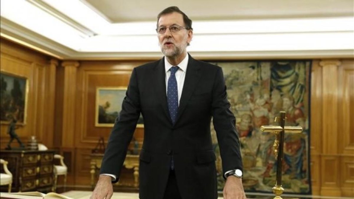 El presidente del Gobierno, Mariano Rajoy, jura el cargo en el Palacio de la Zarzuela, el pasado 31 de octubre.-EFE / CHEMA MOYA