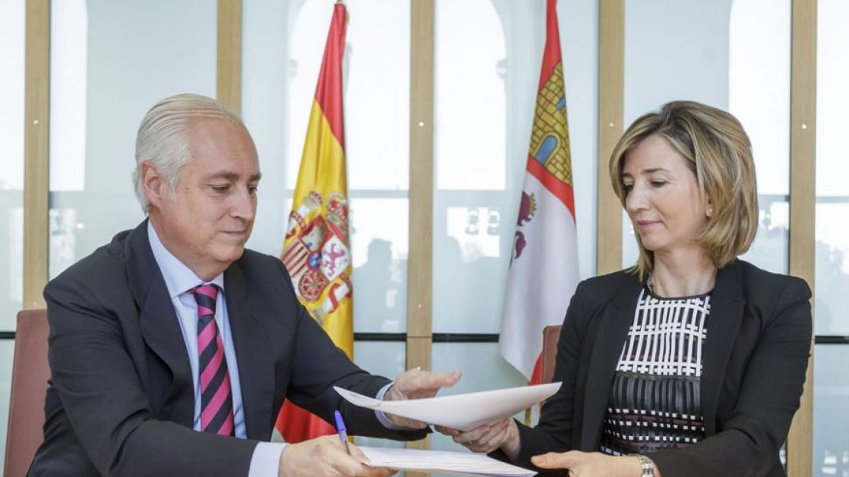 José Luis Concepción y Alicia García firmar el protocolo de actuación.-SANTI OTERO