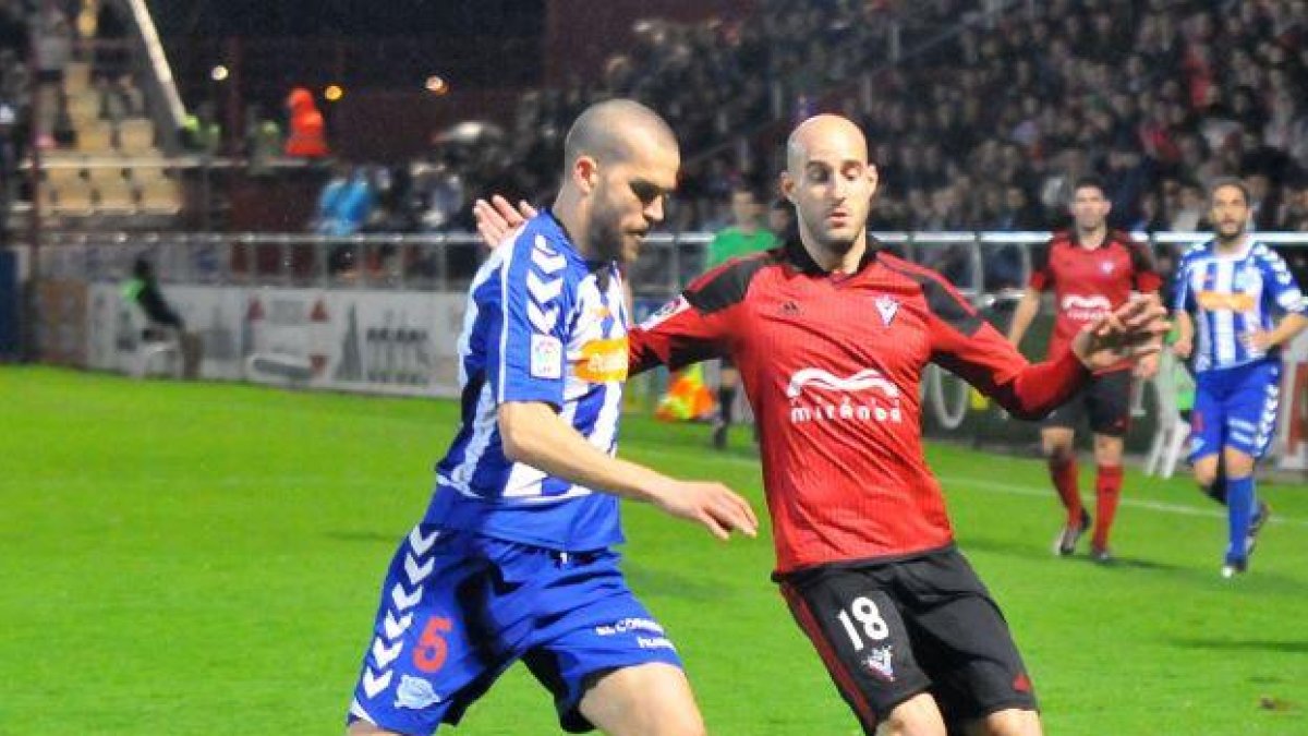 Ion Vélez pugna un balón con un defensor del Alavés en el último choque en casa-J. E. Egurrola