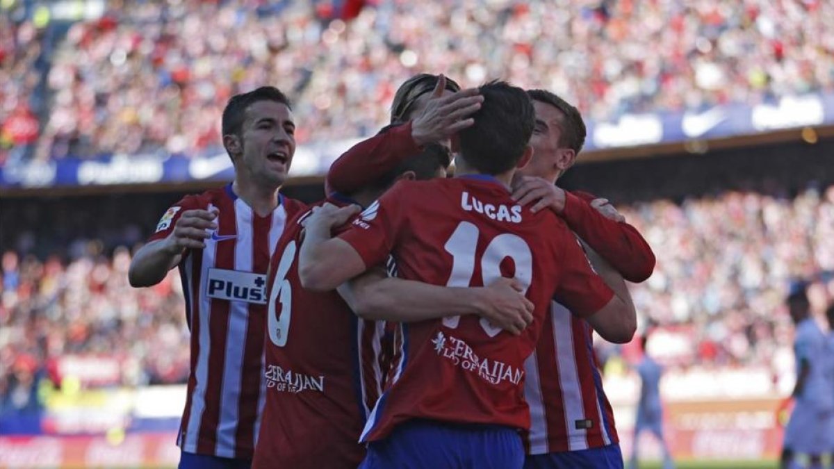 Los jugadores del Atlético celebran el gol de Koke.-AP / FRANCISCO SECO
