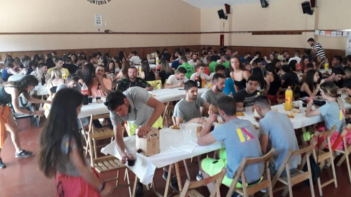 Las peñas de la localidad burgalesa celebraron una comida en familia en el corral de la villa.-ECB