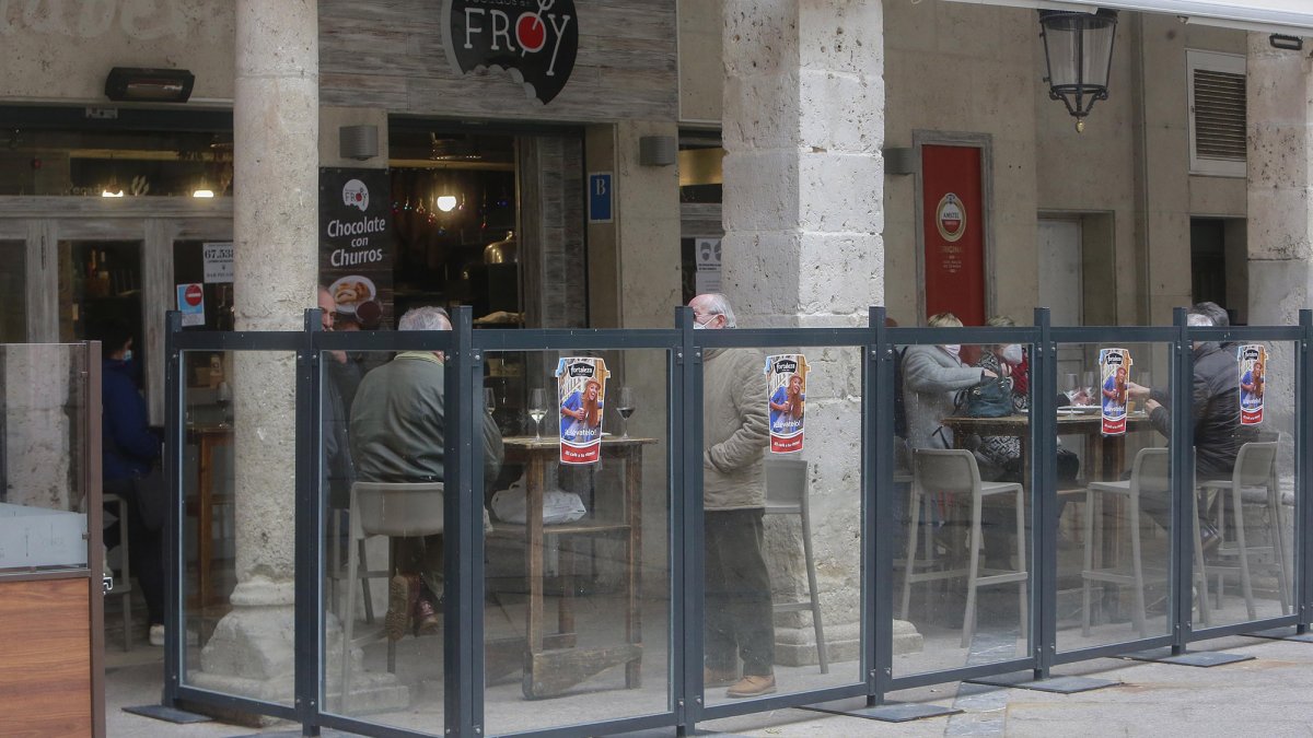 Varias personas consumen en una terraza de un bar de la capital burgalesa, uno de los sectores que recibirán ayudas del Ayuntamiento. RAÚL G. OCHOA