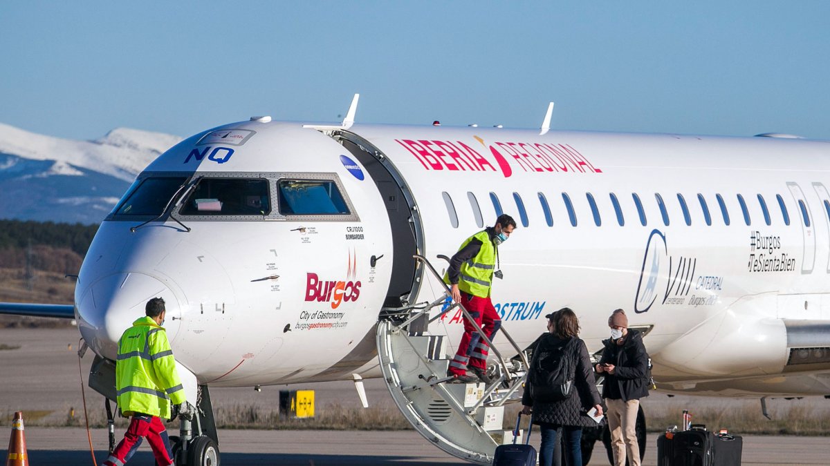 Un grupo de pasajeros, a punto de subir al avión, en Villafría, en el último vuelo comercial con Air Nostrum hace justo un año. TOMÁS ALONSO