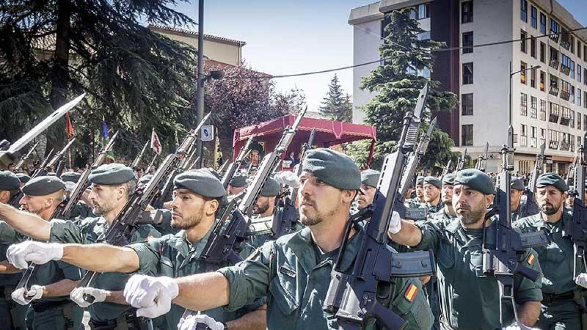 Más de 560 efectivos desfilaron por la avenida de la Paz.-SANTI OTERO