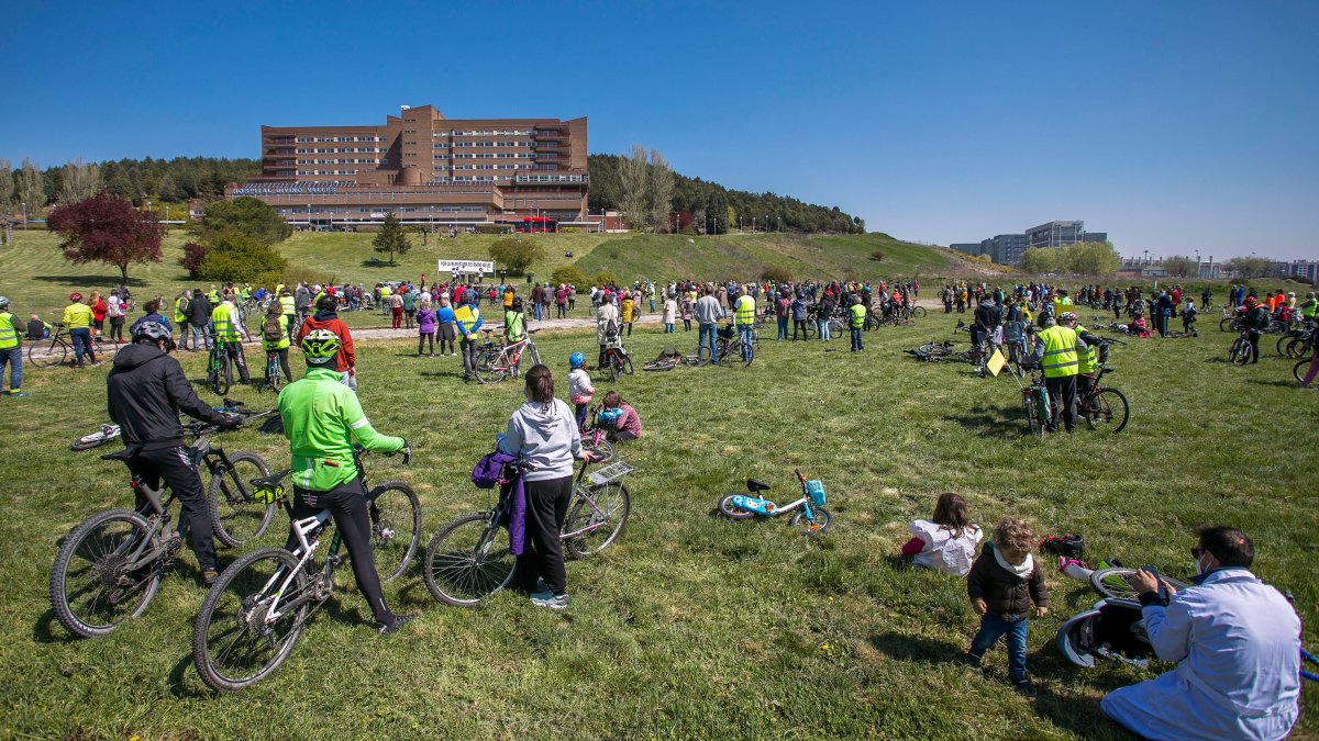Imagen de la bicicletada celebrada el pasado mes de abril para pedir la reapertura del Divino Valles. TOMÁS ALONSO
