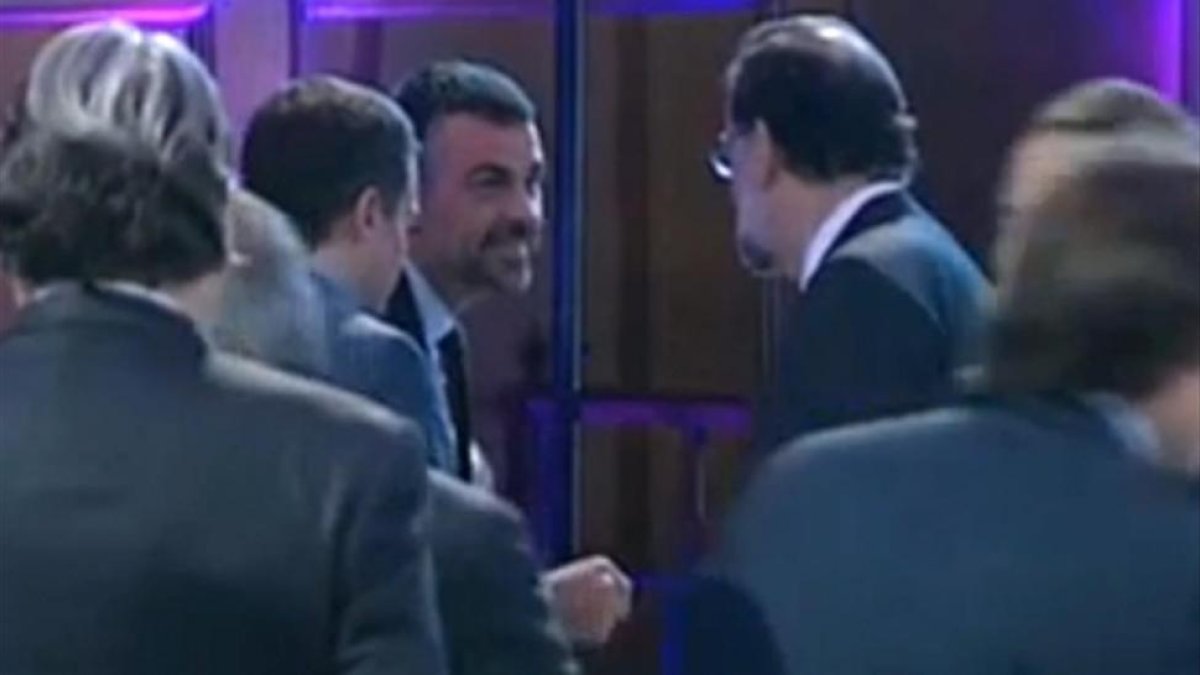 El exconseller Santi Vila saluda al presidente del Gobierno, Mariano Rajoy, durante una entrega de premios de la patronal catalana Fomento del Trabajo.-TV3