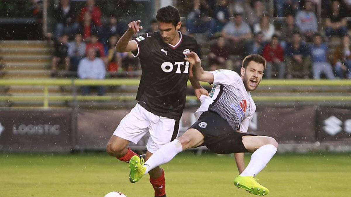 Iker Hernández pugna por un balón con un jugador del Vitoria en el último choque en El Plantío-Raúl G. Ochoa