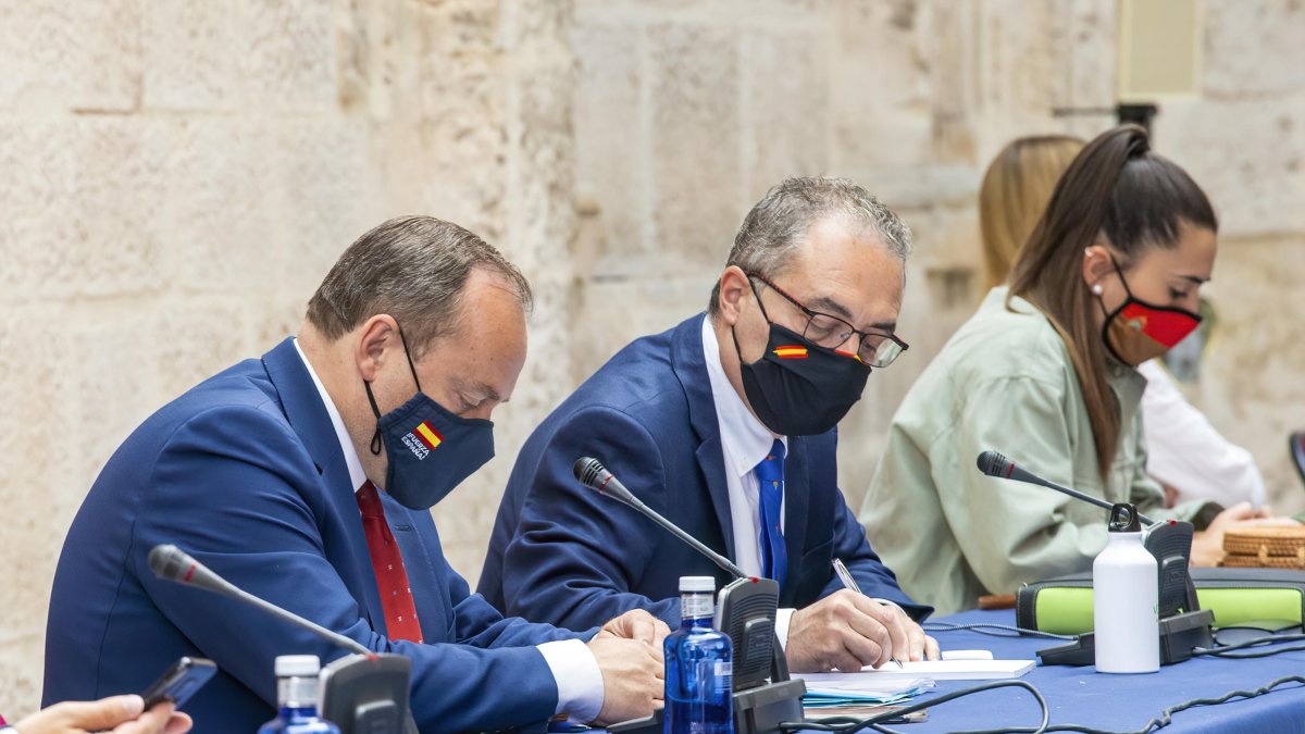 Los concejales de Vox, Fernando Martínez-Acitores y Ángel Martín, en el pleno del debate de la ciudad. SANTI OTERO