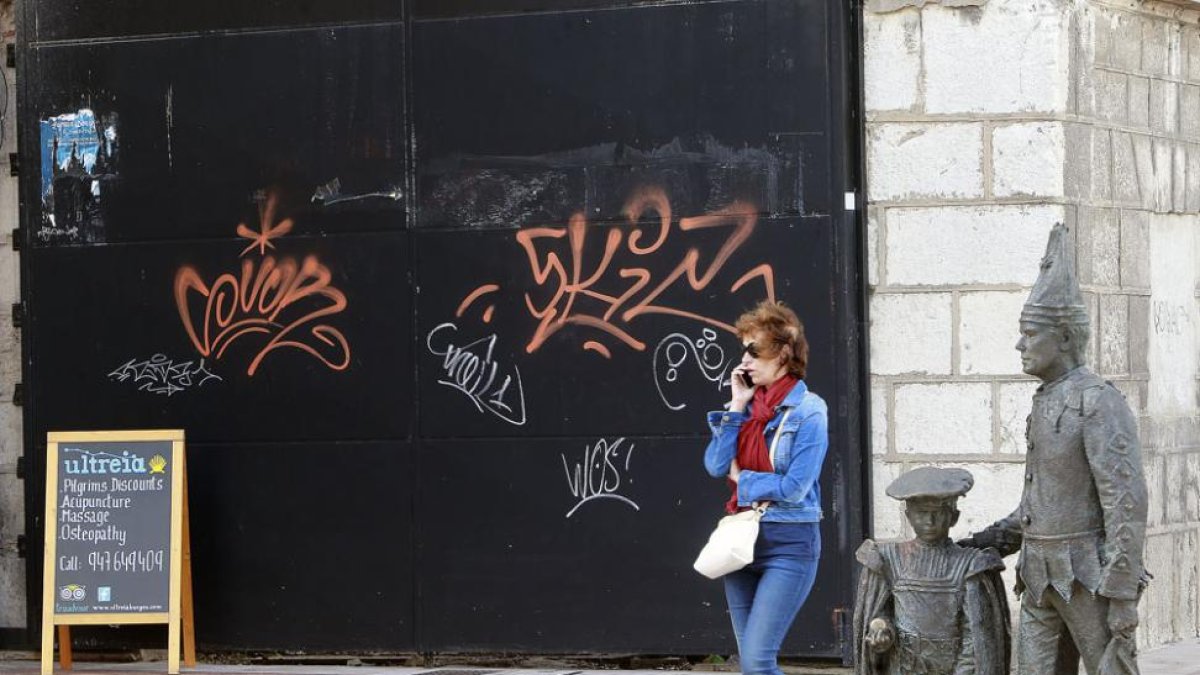 Pintadas vandálicas en las fachadas de un inmueble en la plaza de Capitanía.-RAÚL OCHOA